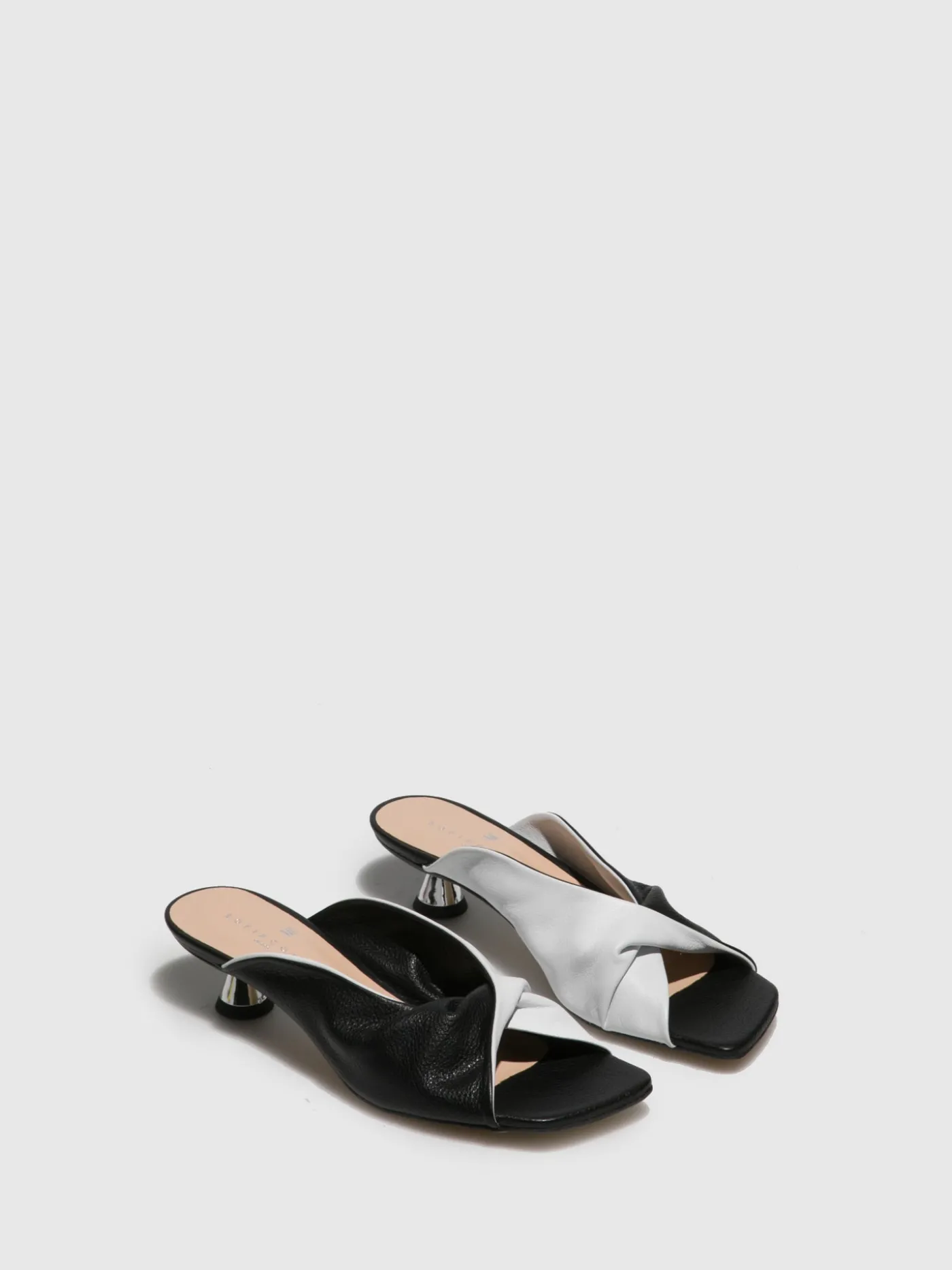 Sale Mules de Salto Kitten em Preto Branco MULHER Mules